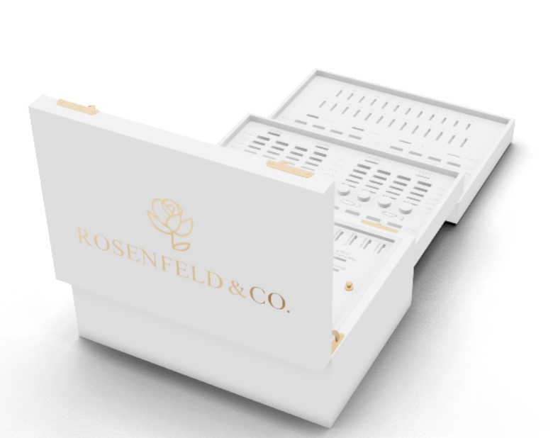 Der Rosenfeld-Musterkoffer in Weiß mit goldenem Rosen-Logo auf dem Deckel